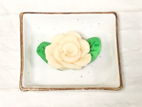 簡単⭐マジパンで葉っぱ付きの白薔薇